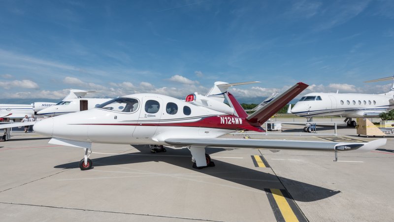 Одномоторный реактивный самолет