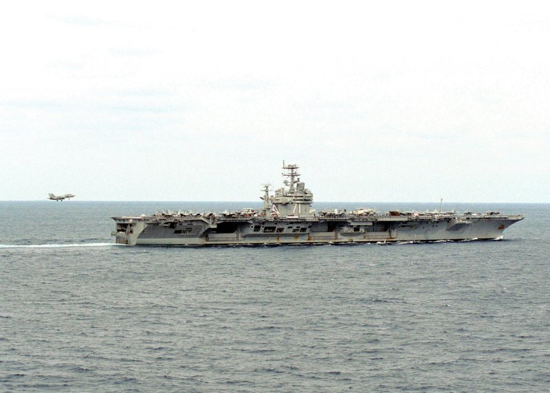 Газовоз и авианосец