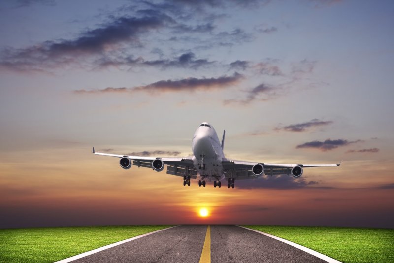 Пассажирский самолет взлетает