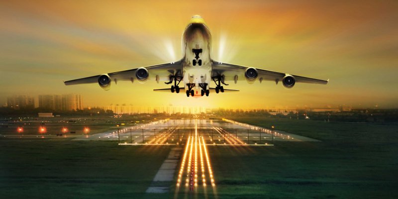 Самолет наивзлетной полосе