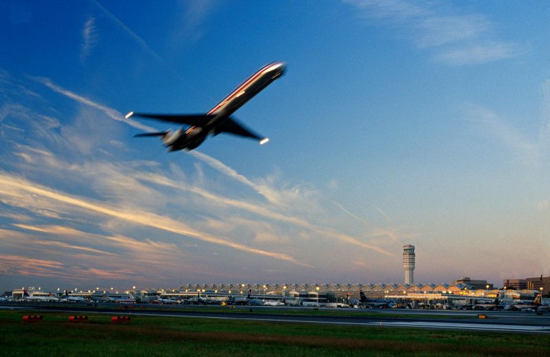 Самолёт на взлёте небо