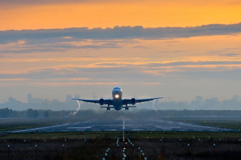 Самолет приземляется в аэропорту
