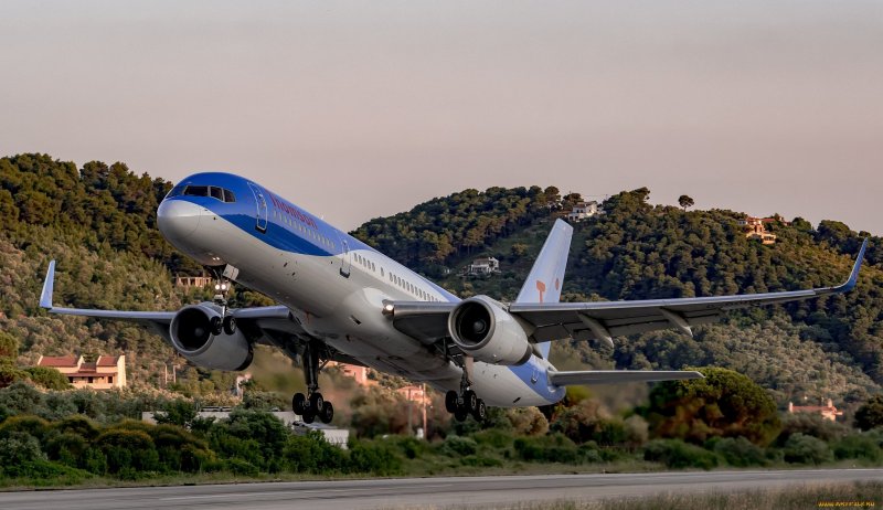 Пассажирский самолет взлетает