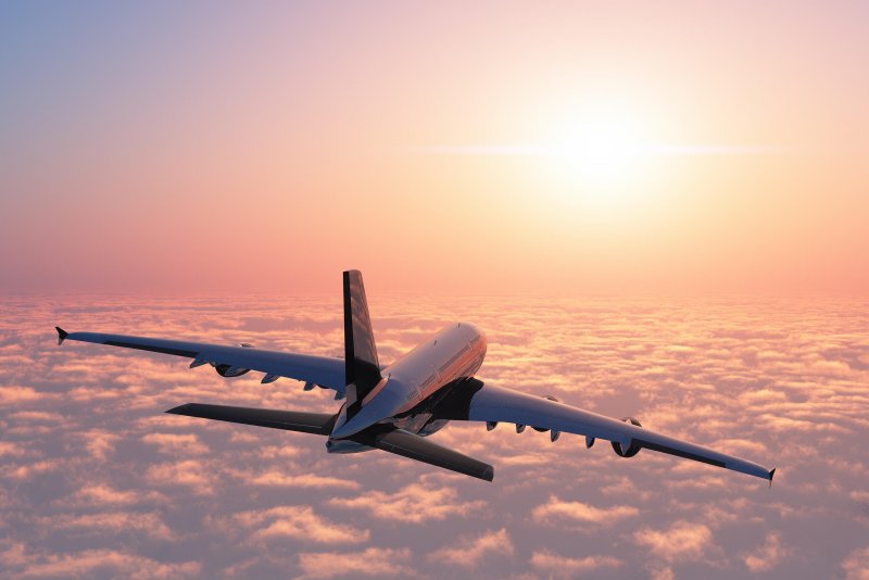 Самолет над облаками