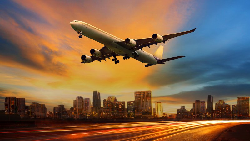 Самолет над городом