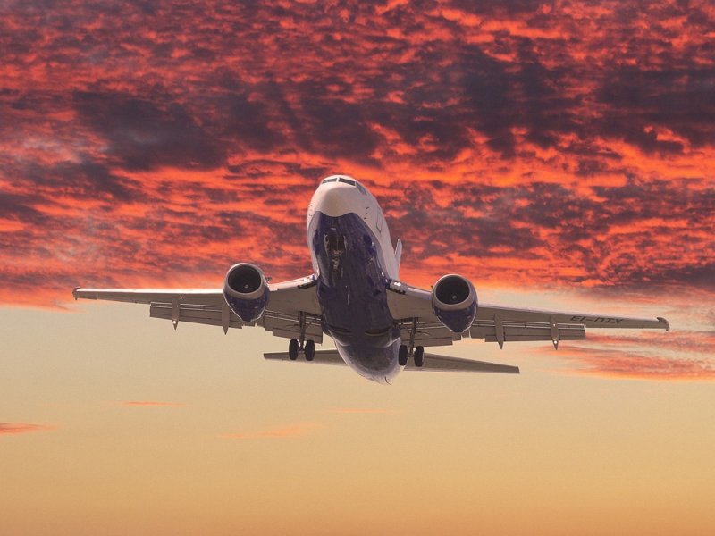 Самолет в небе