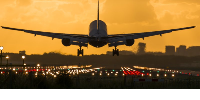 Взлетающий самолет сзади