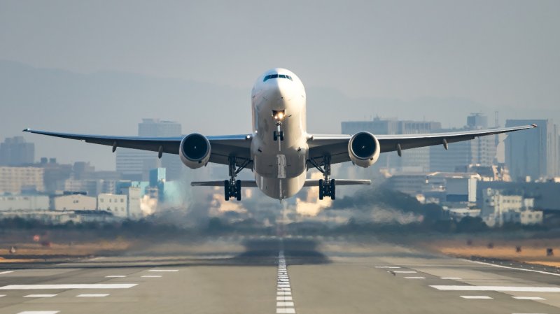 Пассажирский самолет взлетает