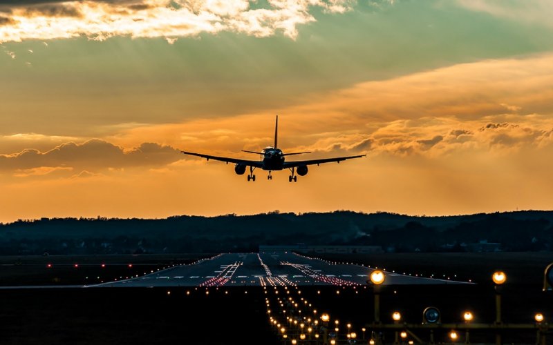 Самолет ночью