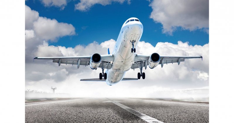 Взлет пассажирского самолета