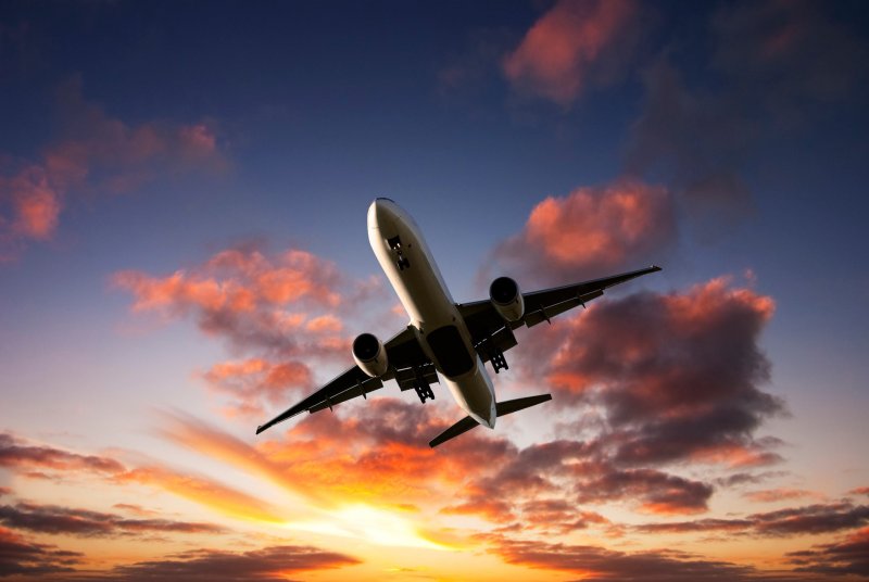 Самолет идет на взлет