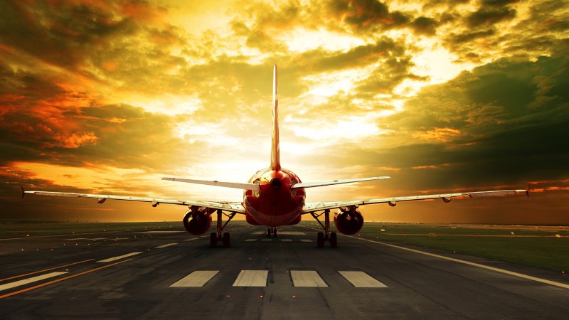 Самолет на взлетной полосе