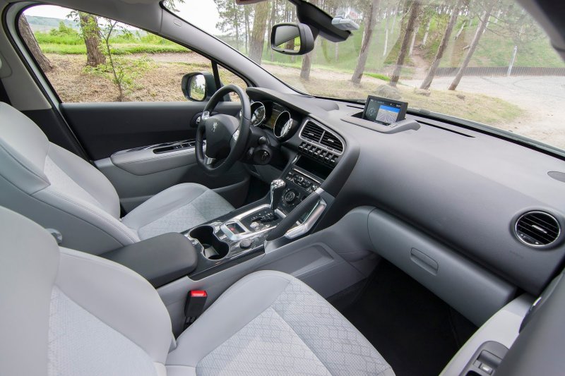 Белый салон Peugeot 3008
