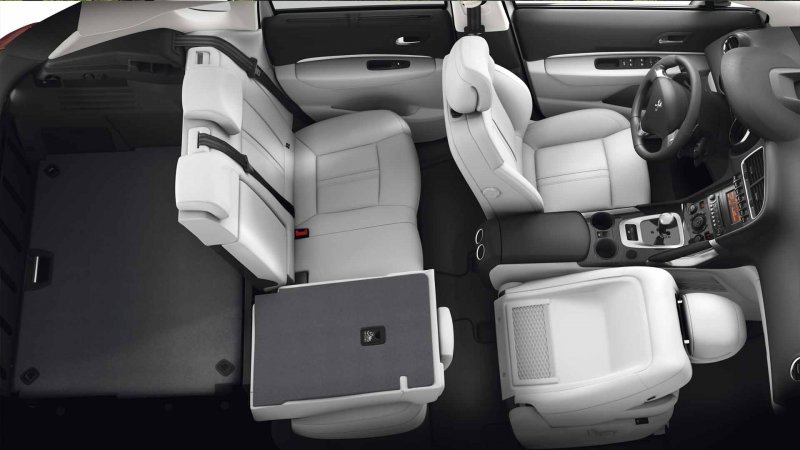 Белый салон Peugeot 3008