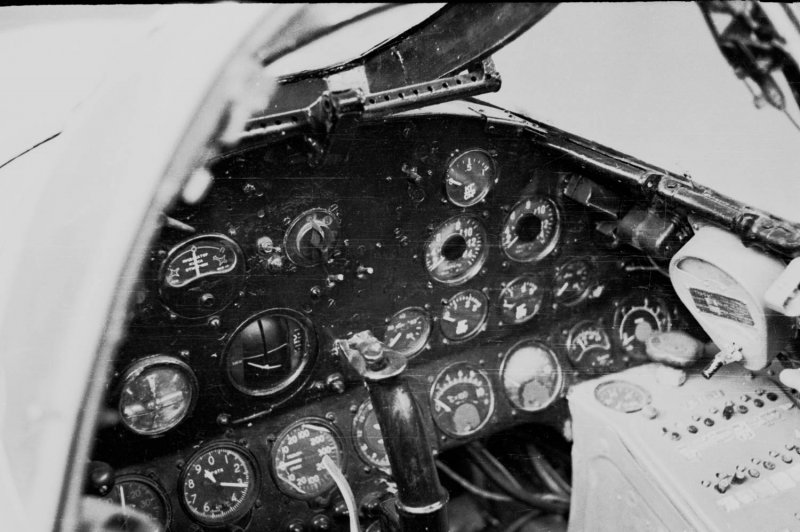 Кабина самолета як-25р