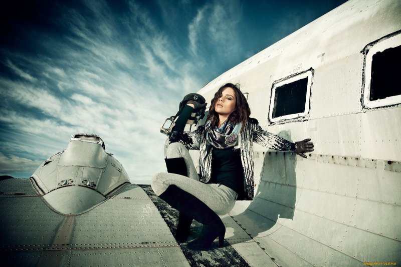 Брюнетка в самолете