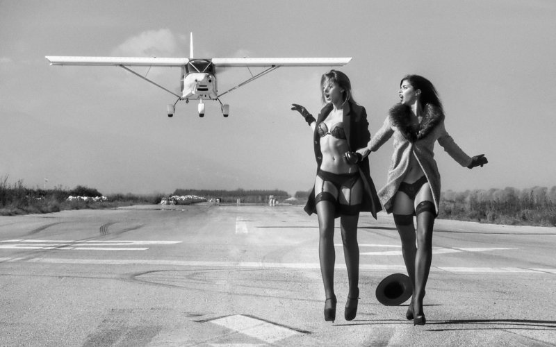 Девушка на взлетной полосе