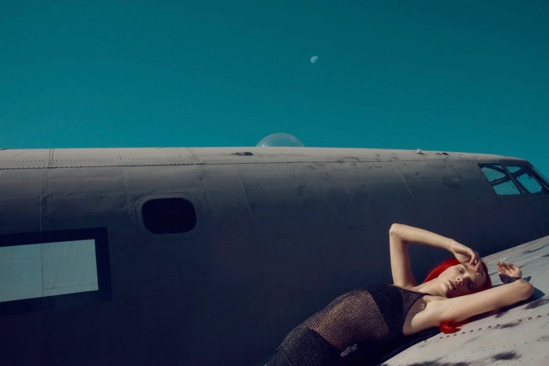 Девушка на аэродроме