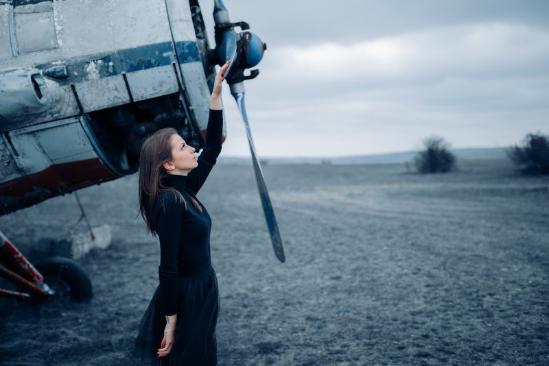 Девушка в самолете