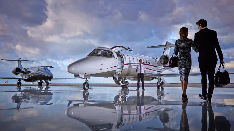 Пара в частном самолете