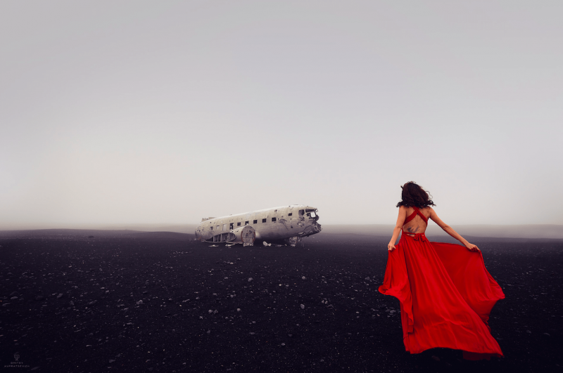 Платье девушки на самолет