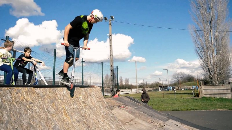 Кататься на самокате