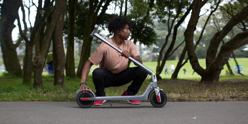 Самокат электрический на дороге