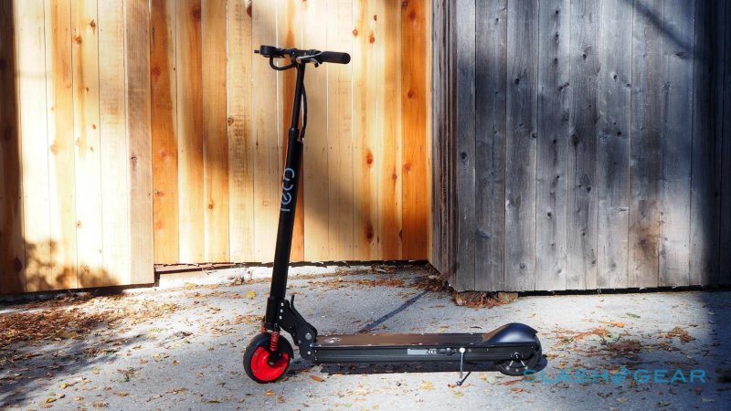 Электросамокат на улице