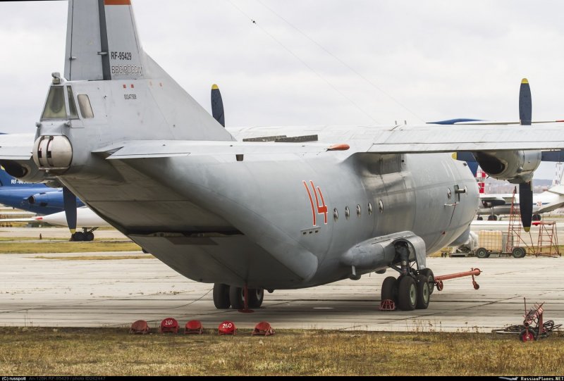 АН-12 грузовой люк