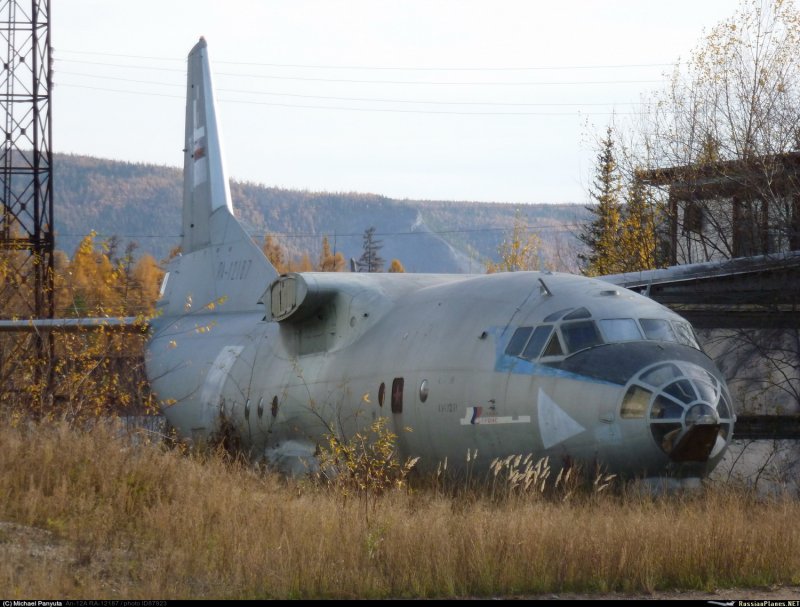 Военный самолёт АН-12