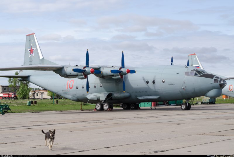 АН-12 военно-транспортный самолёт