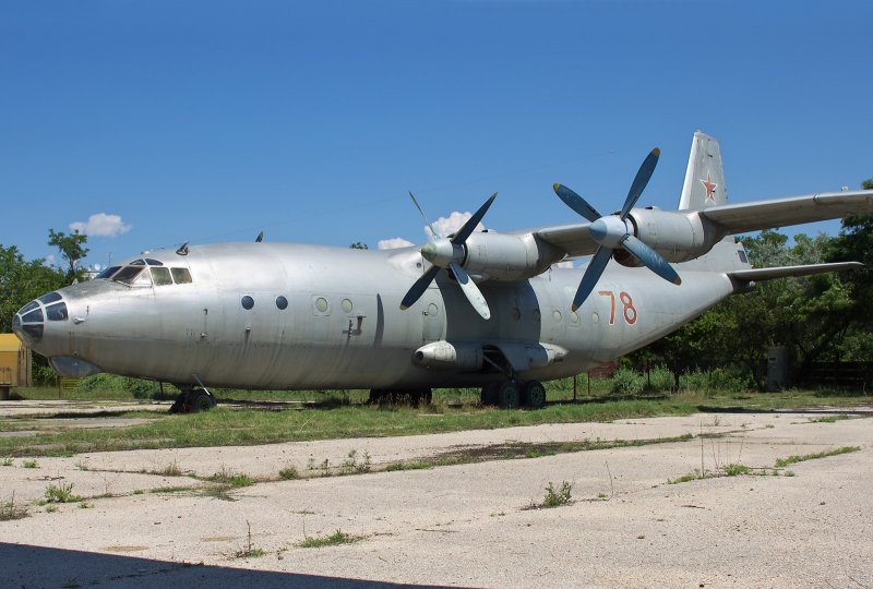 АН-12 военно-транспортный