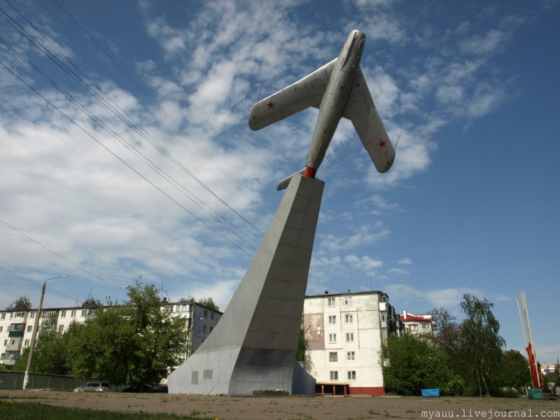 Памятник "летчикам - самолет" Орел