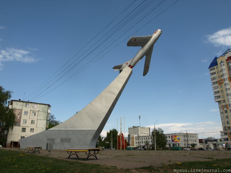 Памятник миг 17 в Орле