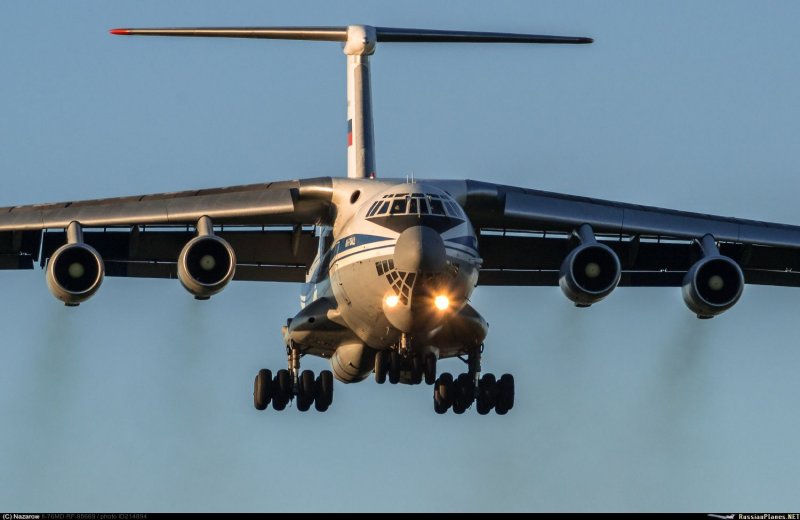 Самолет грузовой нос