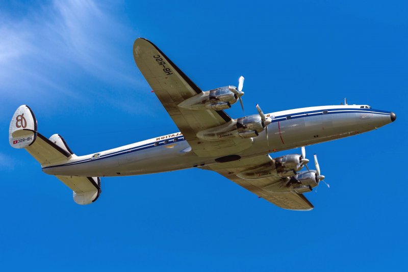 Голубое небо и самолет