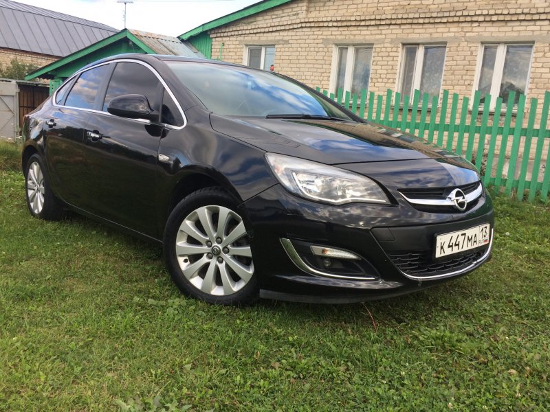 Опель Астра 2012 седан черный