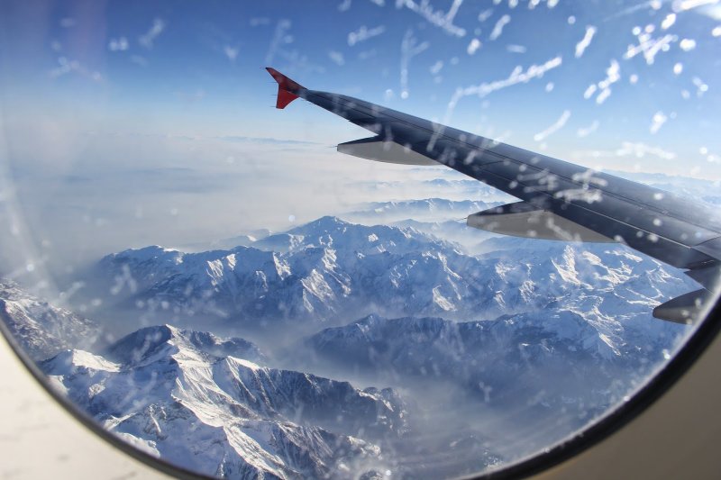 Вид из иллюминатора самолета