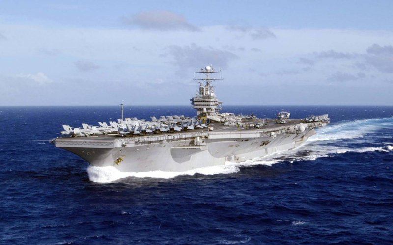 Американский авианосец Линкольн