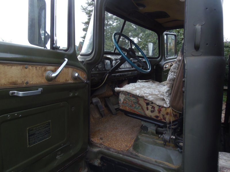 ЗИЛ 130 бортовой кабина салон