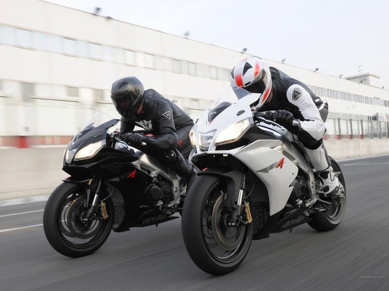 Спортивный мотоцикл с человеком