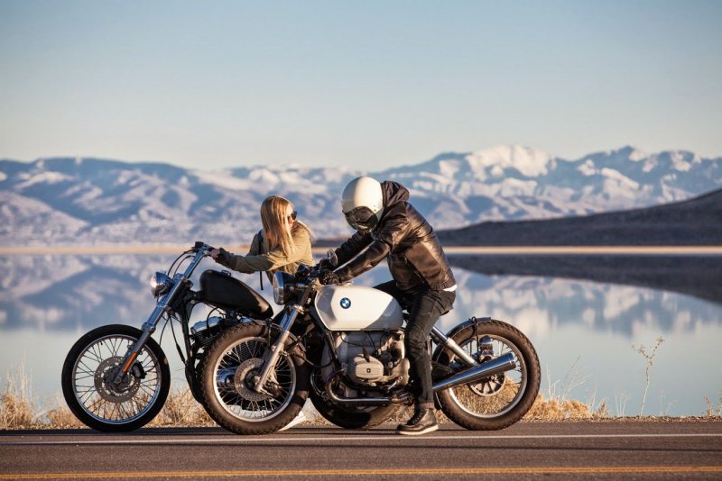 Девушка на мотоцикле в горах