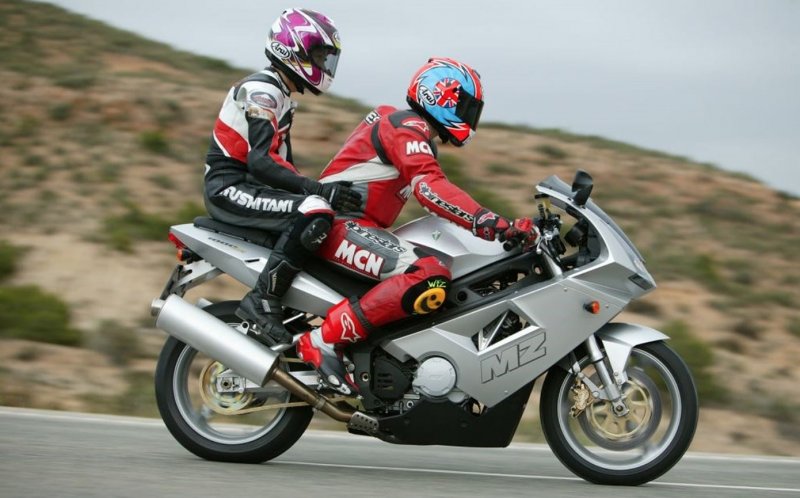 Спортивный мотоцикл с пассажиром