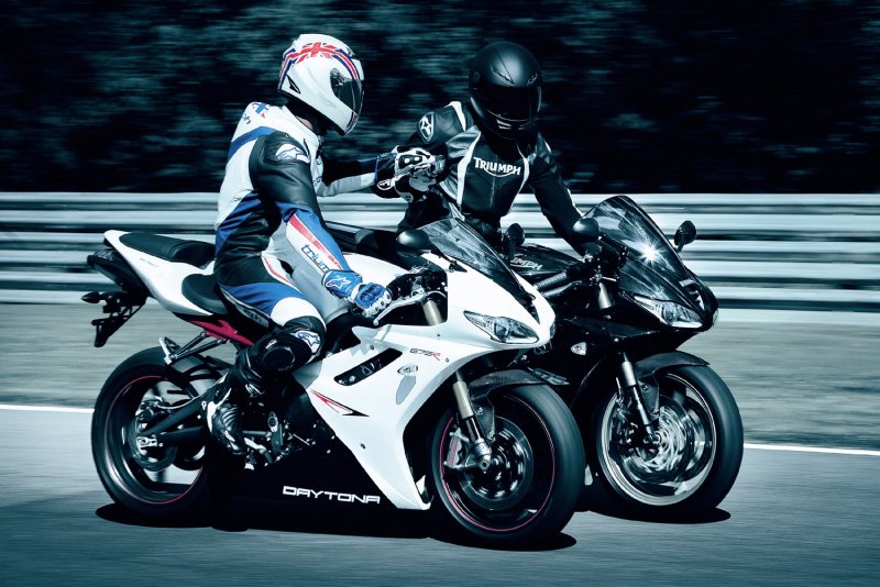 Мотогонщик Triumph Daytona