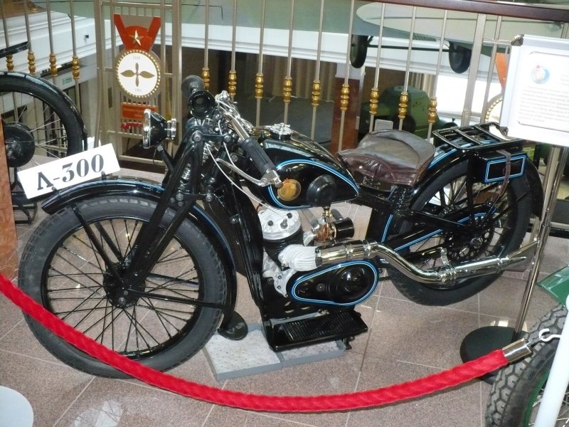 Мотоцикл л - 8 красный октябрь