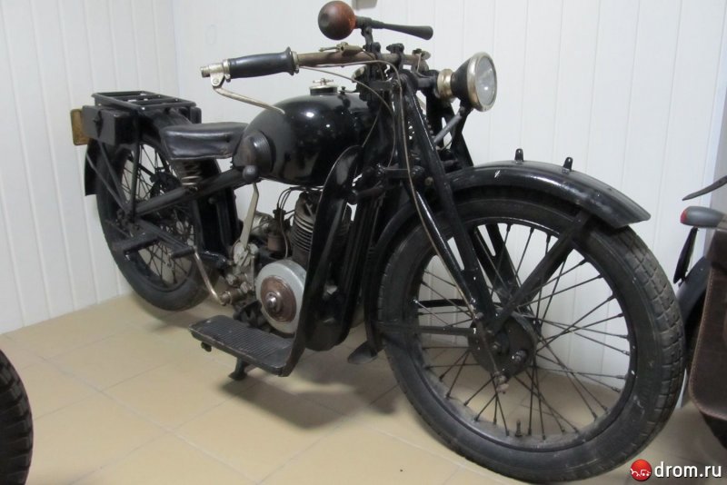 Мотоцикл л-300 красный октябрь