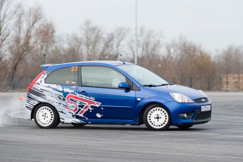 Форд Фиеста розовая