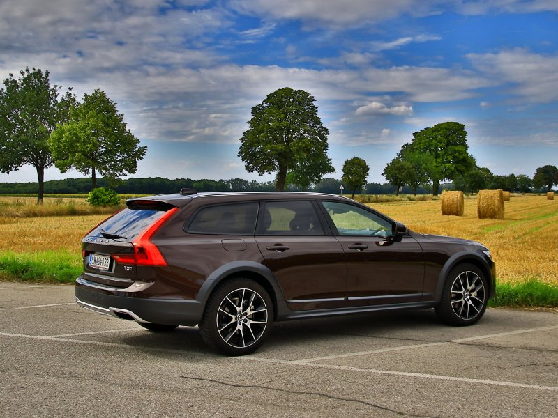 Volvo v90 Cross Country Red