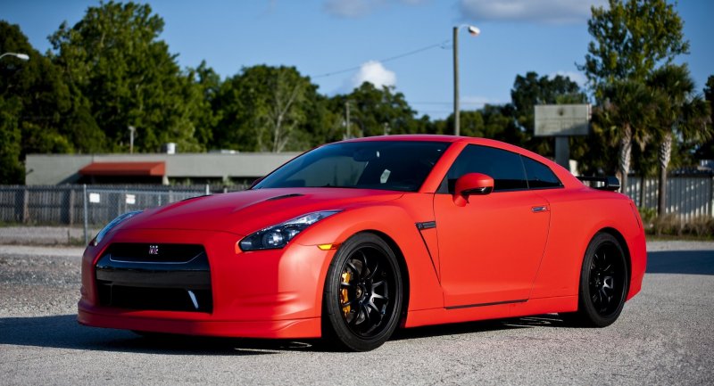 Nissan GTR r35 красный