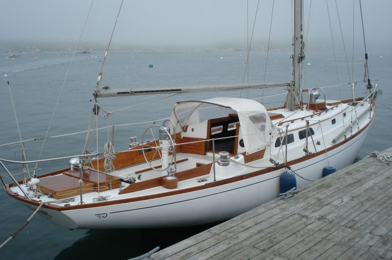 Деревянная парусная яхта